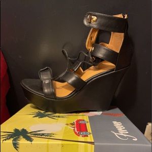 Strappy wedge